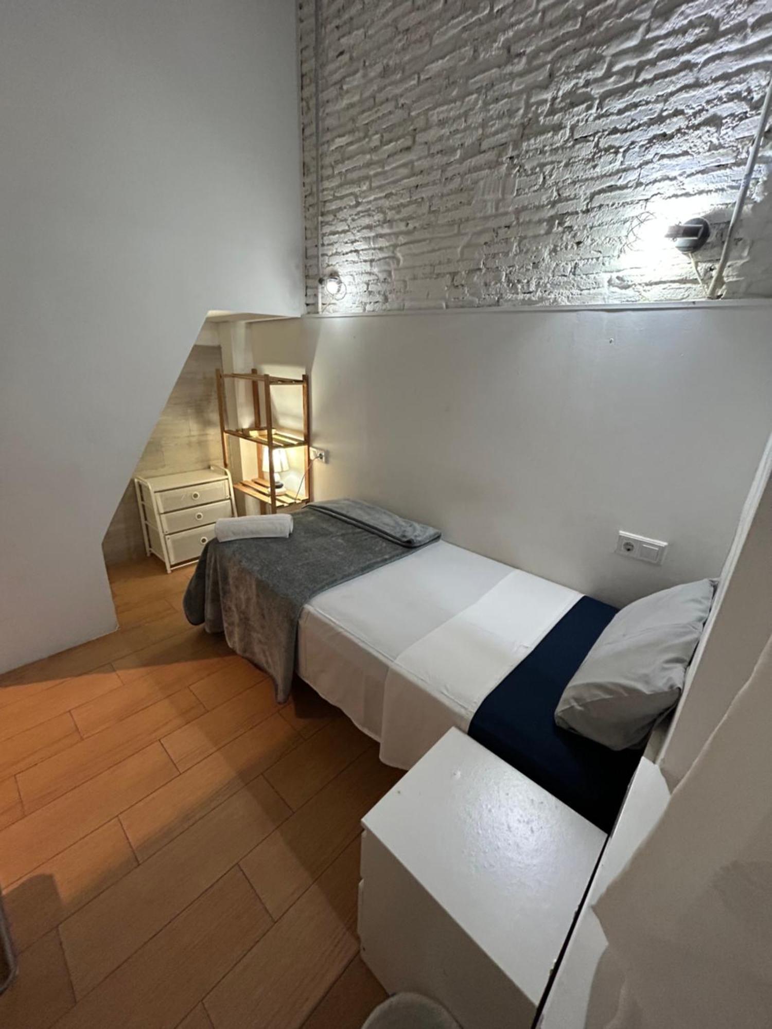 Airbhouse Private Rooms & Apartments Севиля Екстериор снимка