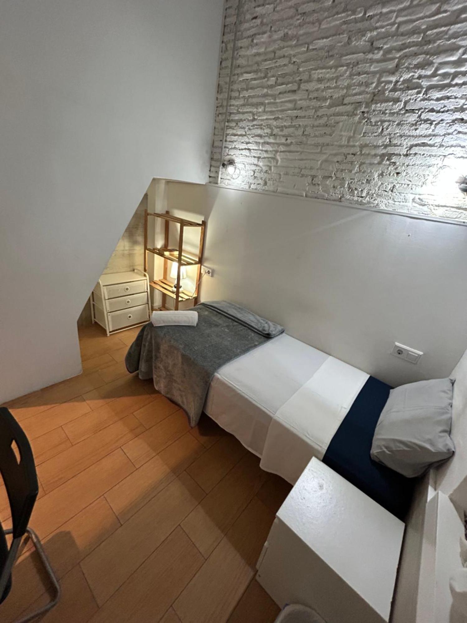 Airbhouse Private Rooms & Apartments Севиля Екстериор снимка